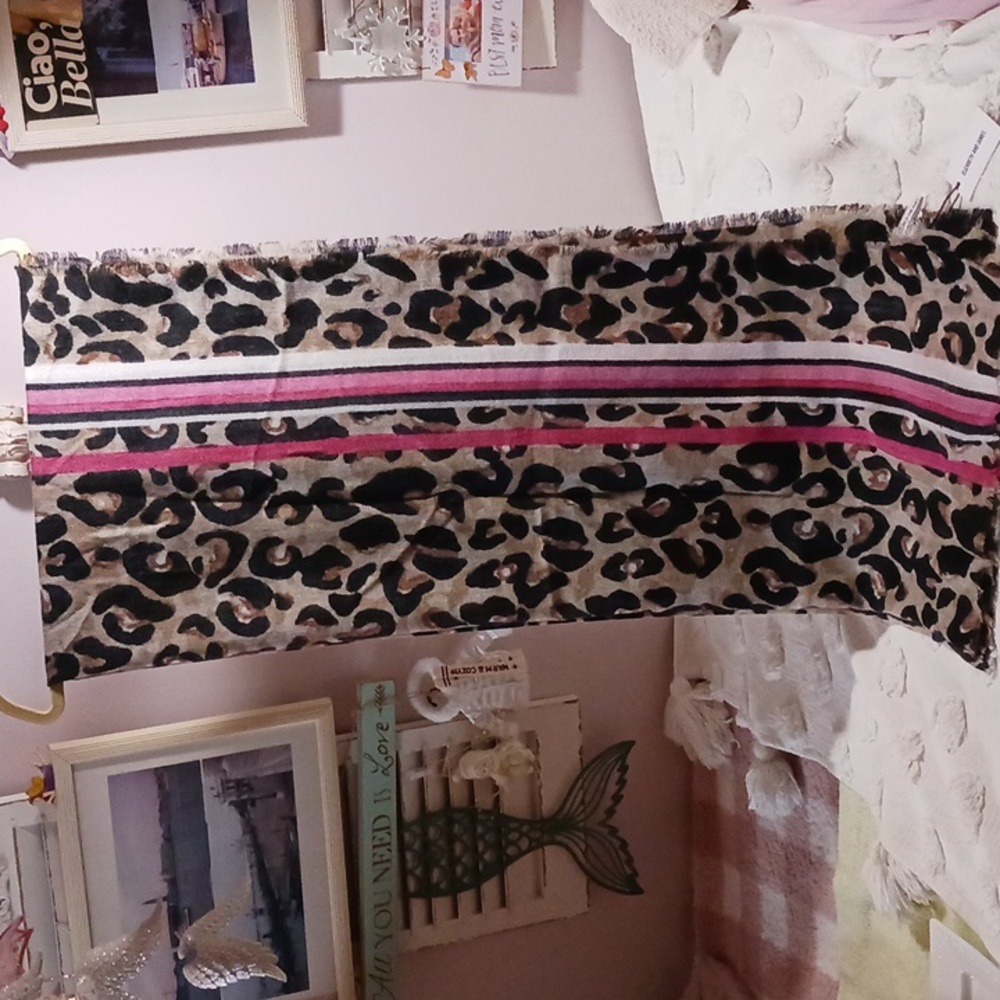 Gorgeous!  Elizabeth and James Leopard Print Scarf/Wrap/Cover up 🏝🎁⛱️